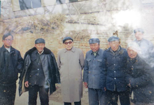 八十年代一抗战老同志回郭桑村与村民合影 - 副本.jpg 八十年代一抗战老同志回郭桑村与村民合影 - 副本.jpg